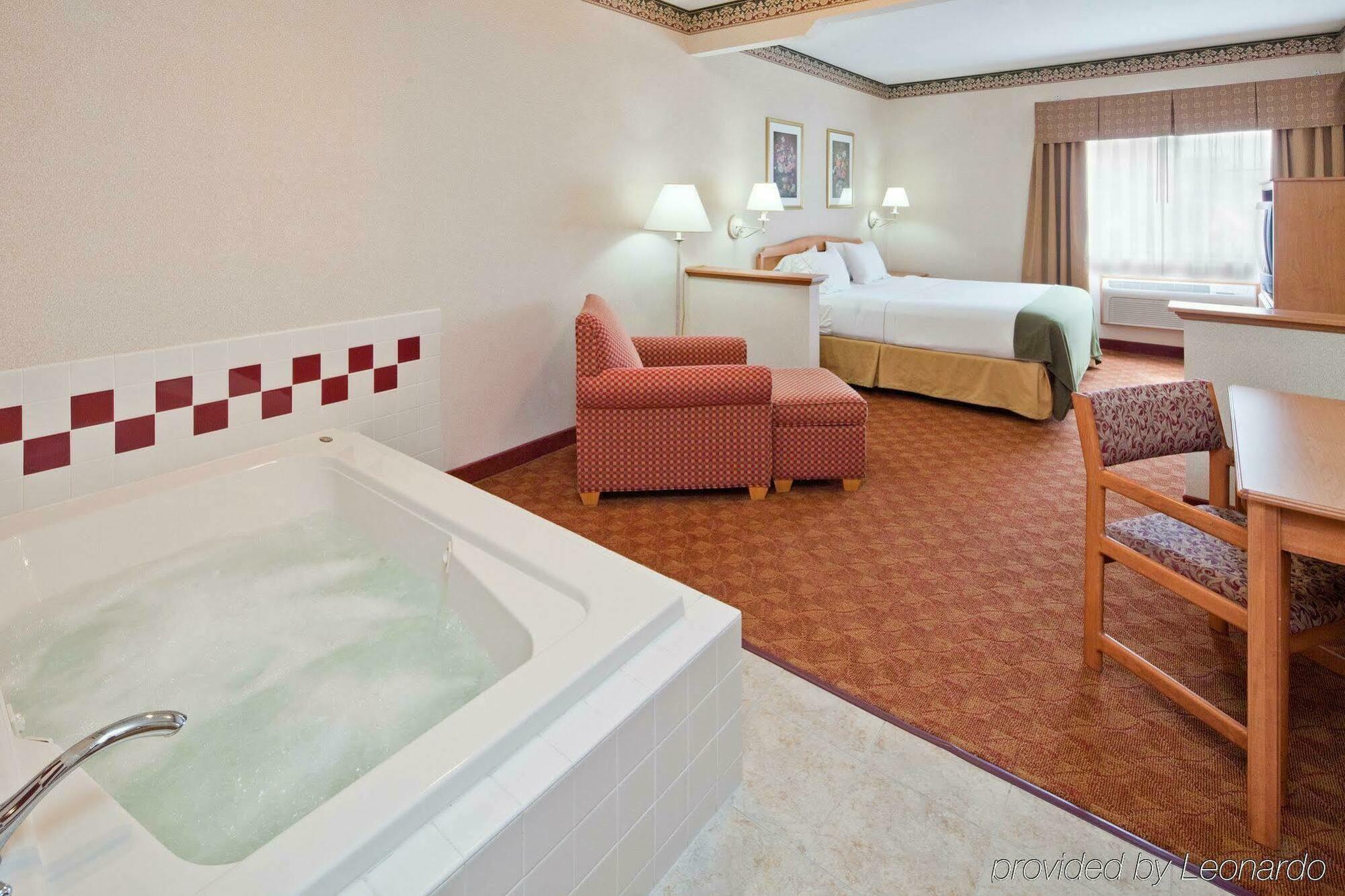 Holiday Inn Express Hotel & Suites Wauseon By Ihg Kamer foto